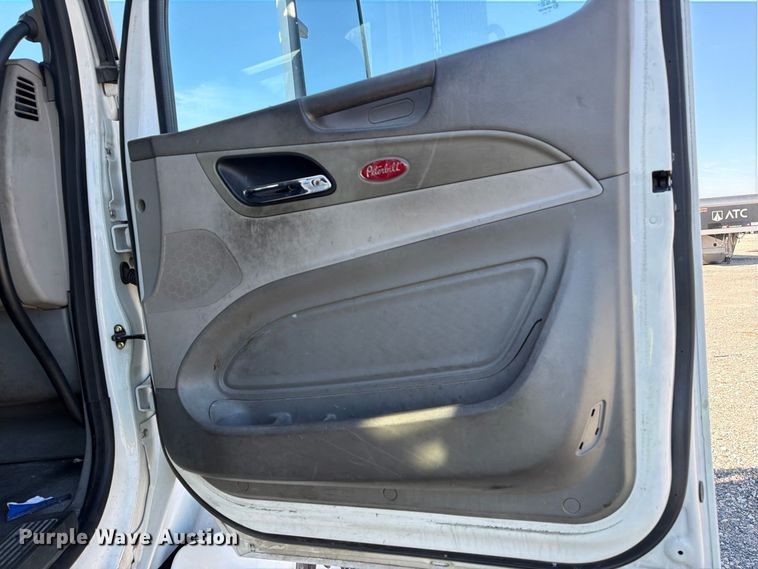 image for item YA4093 2018 Peterbilt 579 semi truck