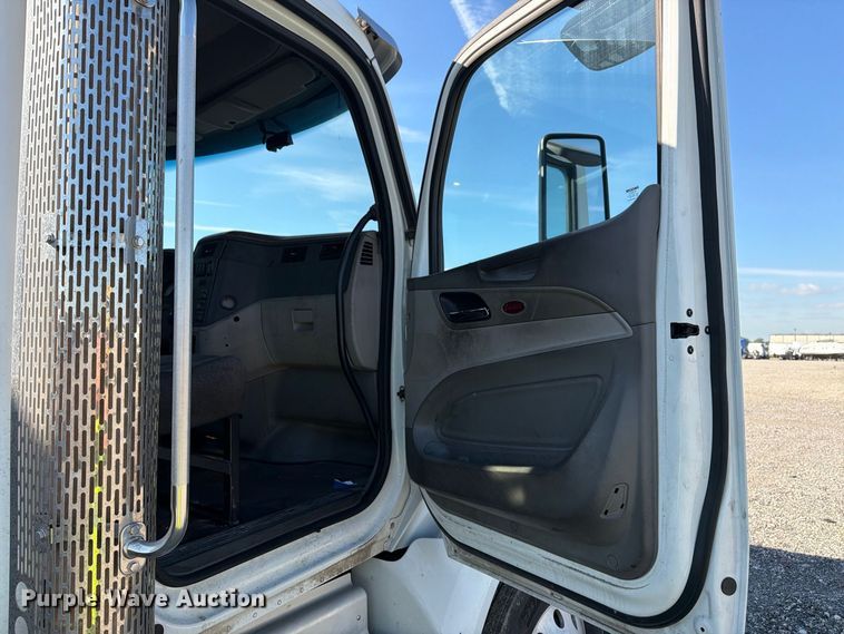 image for item YA4093 2018 Peterbilt 579 semi truck