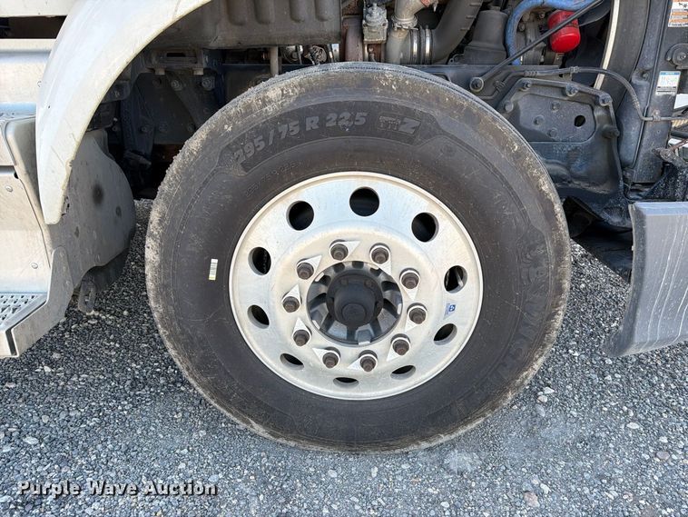 image for item YA4093 2018 Peterbilt 579 semi truck