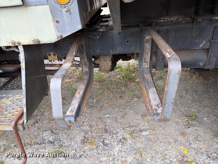 image for item YA4647 1952 GMC General flatbed truck