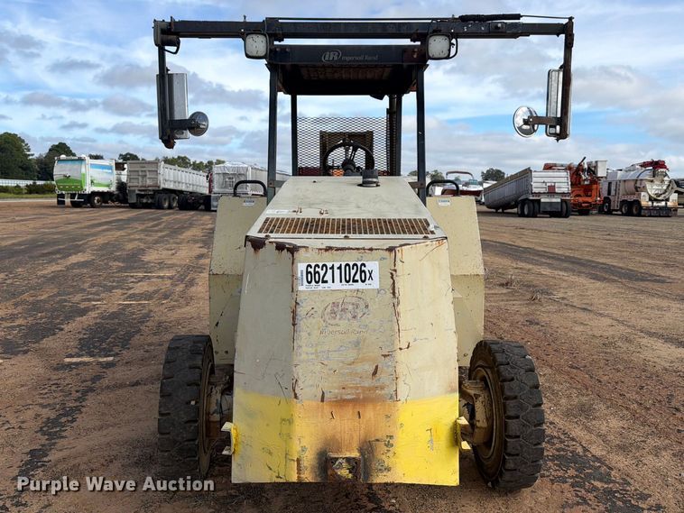 image for item YA4744 Ingersoll Rand RT708J tow tractor