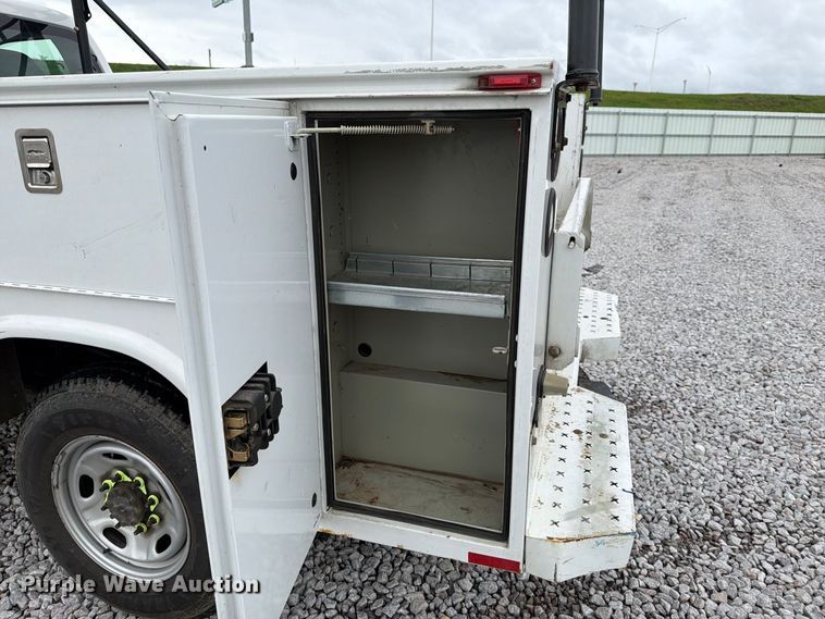 image for item YA4758 2012 Ford F250 Super Duty utility bed pickup truck