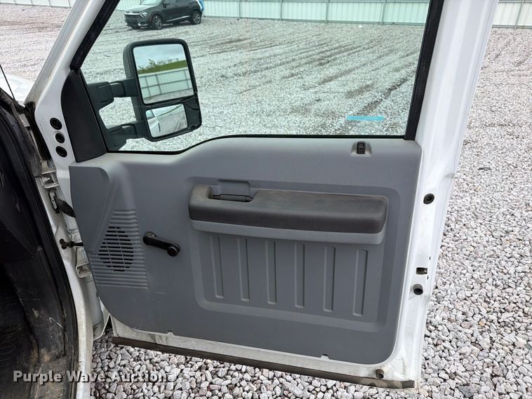 image for item YA4758 2012 Ford F250 Super Duty utility bed pickup truck