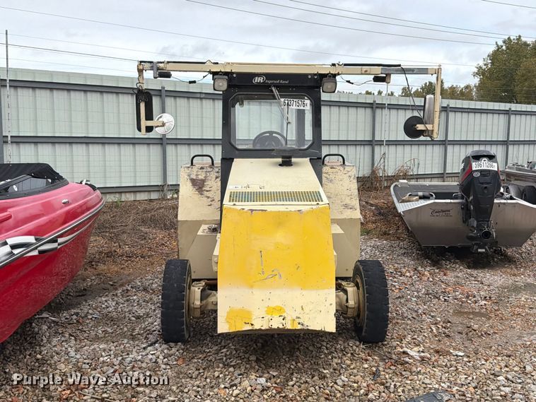 image for item YA4922 1992 Ingersoll-Rand T-708J tow tractor