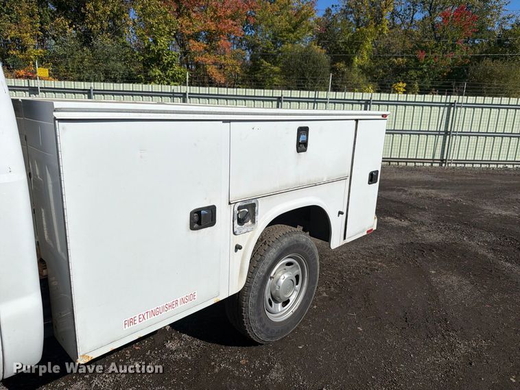 image for item YA5121 2015 Ford F250 Super Duty utility bed pickup truck