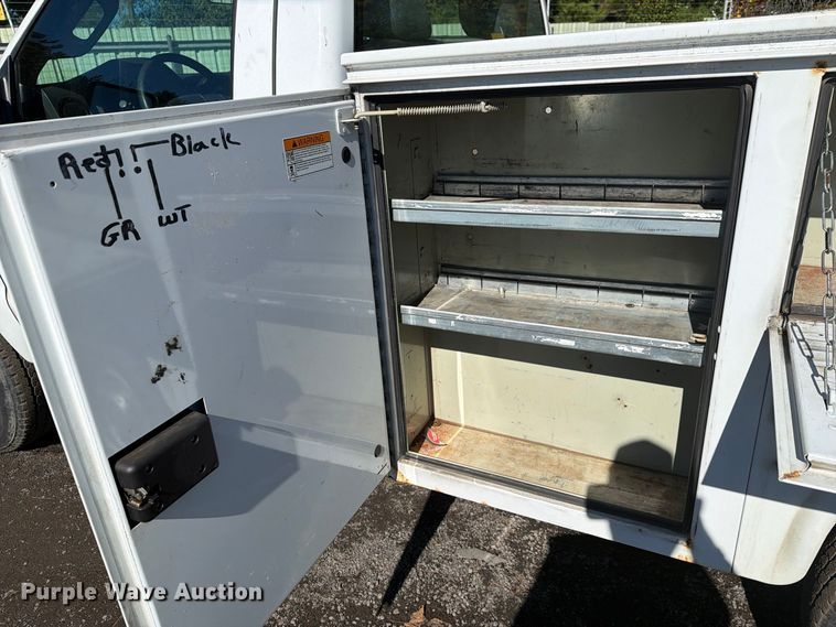 image for item YA5121 2015 Ford F250 Super Duty utility bed pickup truck