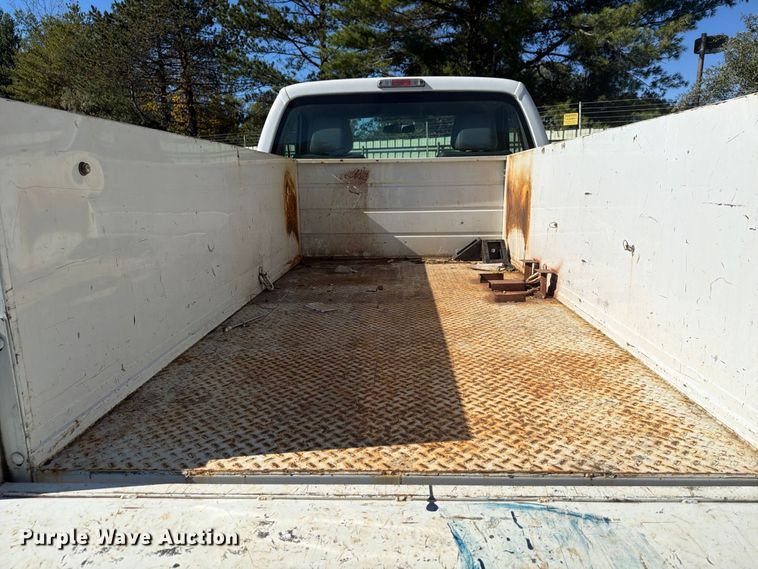 image for item YA5121 2015 Ford F250 Super Duty utility bed pickup truck