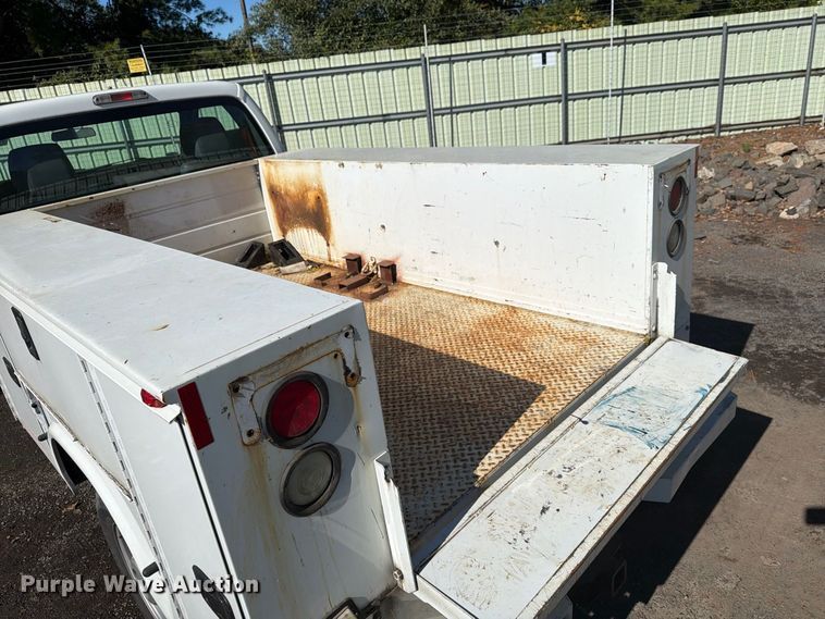 image for item YA5121 2015 Ford F250 Super Duty utility bed pickup truck