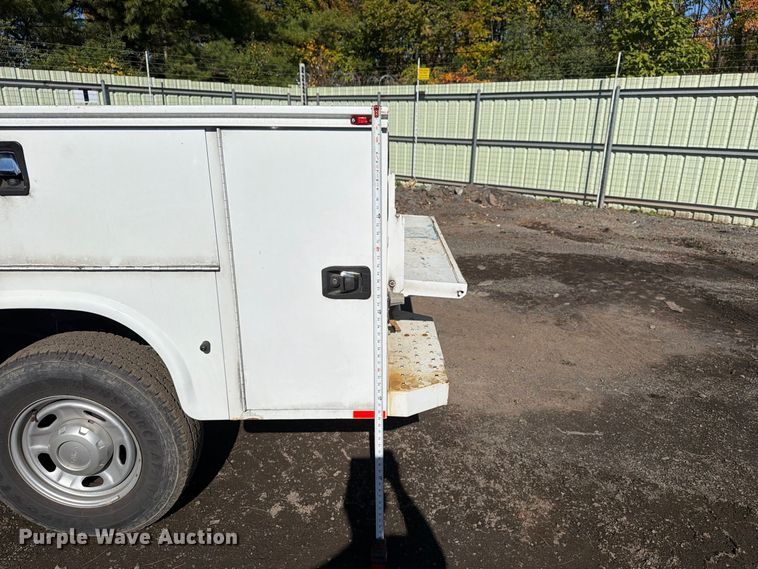 image for item YA5121 2015 Ford F250 Super Duty utility bed pickup truck