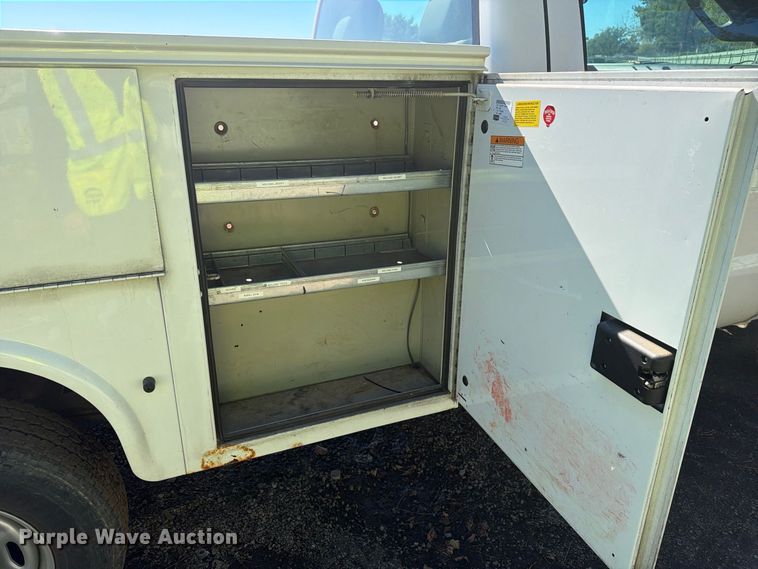 image for item YA5121 2015 Ford F250 Super Duty utility bed pickup truck