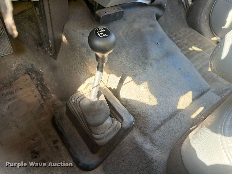 image for item YA5121 2015 Ford F250 Super Duty utility bed pickup truck