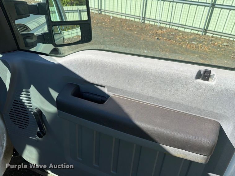 image for item YA5121 2015 Ford F250 Super Duty utility bed pickup truck