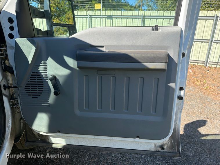 image for item YA5121 2015 Ford F250 Super Duty utility bed pickup truck