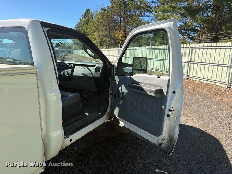 image for item YA5121 2015 Ford F250 Super Duty utility bed pickup truck