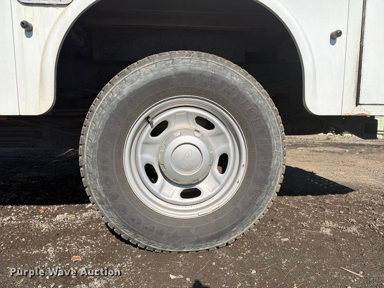 image for item YA5121 2015 Ford F250 Super Duty utility bed pickup truck