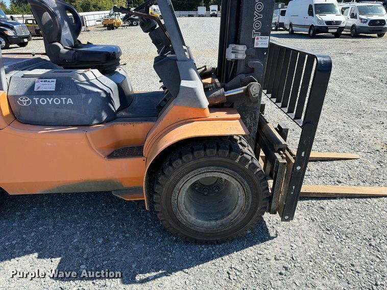 image for item YA5218 2005 Toyota 45 forklift