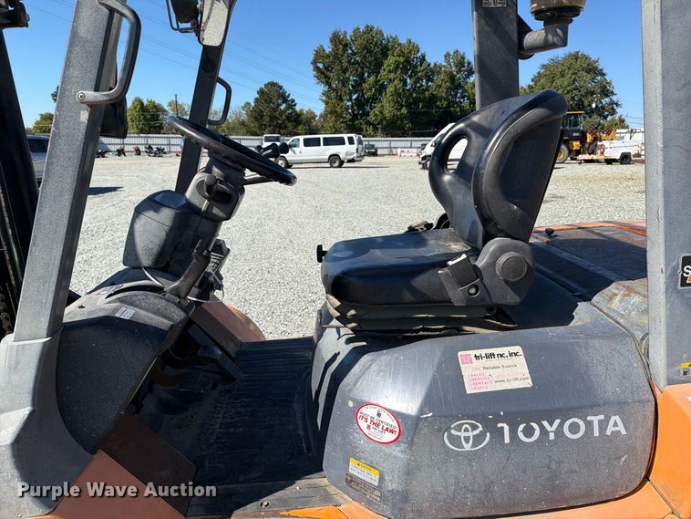 image for item YA5218 2005 Toyota 45 forklift