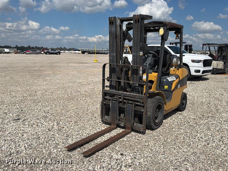 image for item YA5552 Caterpillar P5000 forklift