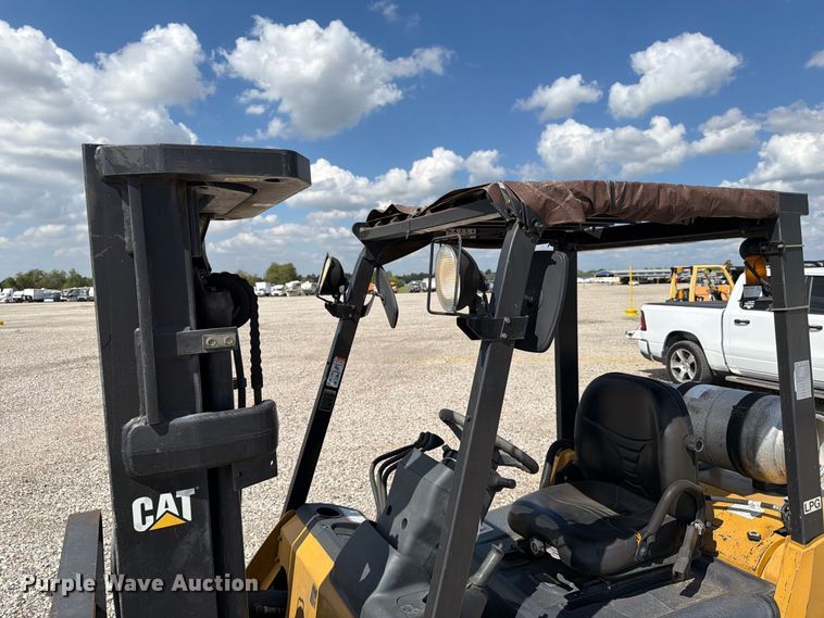 image for item YA5552 Caterpillar P5000 forklift