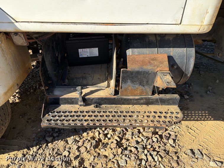 image for item DT0168 2000 International 4700 dump truck