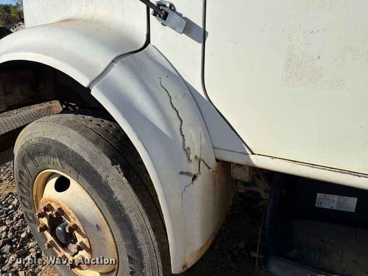 image for item DT0168 2000 International 4700 dump truck