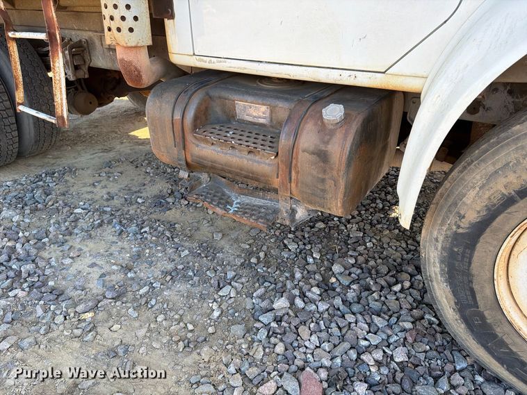 image for item DT0168 2000 International 4700 dump truck