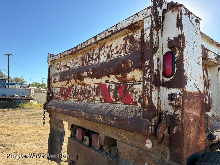 image for item DT0168 2000 International 4700 dump truck