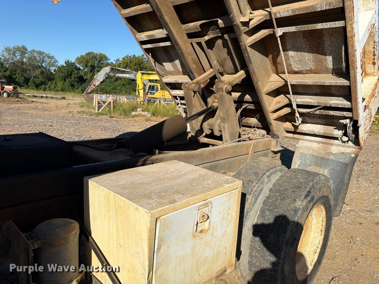 image for item DT0168 2000 International 4700 dump truck