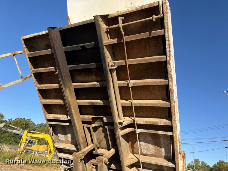 image for item DT0168 2000 International 4700 dump truck
