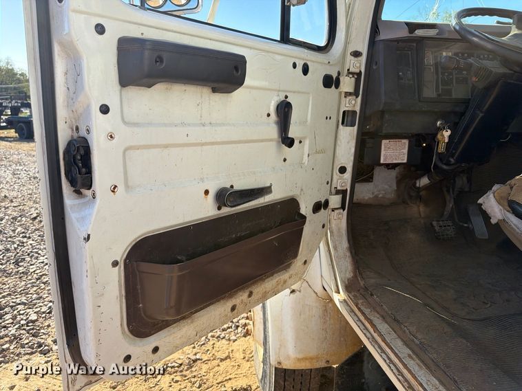 image for item DT0168 2000 International 4700 dump truck