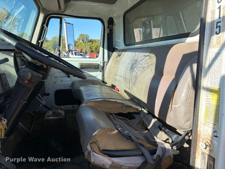 image for item DT0168 2000 International 4700 dump truck