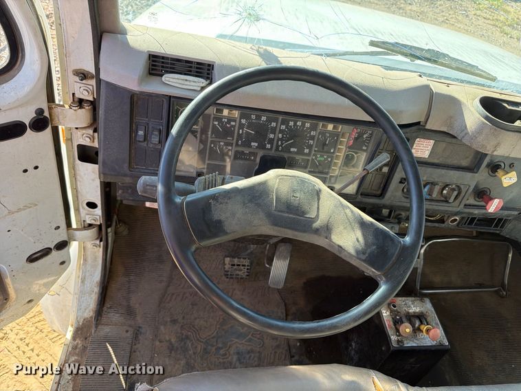 image for item DT0168 2000 International 4700 dump truck