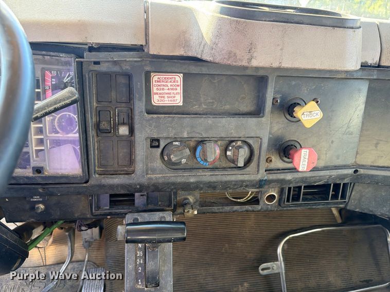 image for item DT0168 2000 International 4700 dump truck