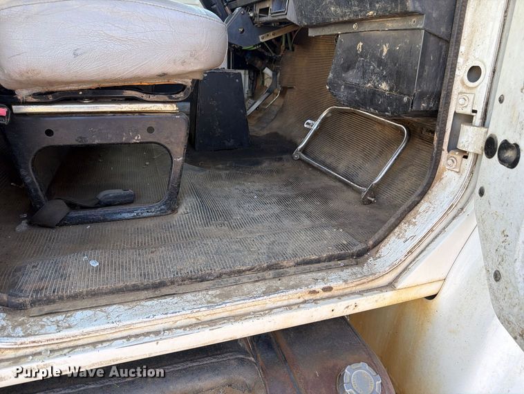 image for item DT0168 2000 International 4700 dump truck