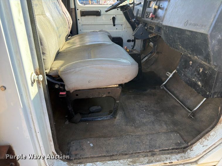 image for item DT0168 2000 International 4700 dump truck