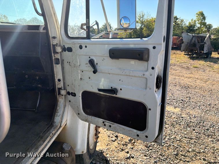 image for item DT0168 2000 International 4700 dump truck