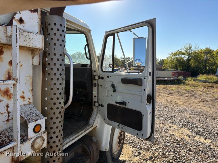 image for item DT0168 2000 International 4700 dump truck