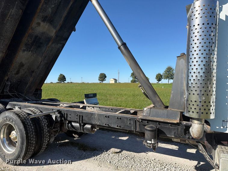 image for item DT3037 1990 Freightliner FLD dump truck