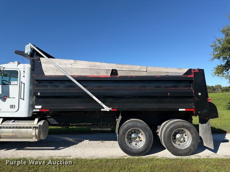 image for item DT3037 1990 Freightliner FLD dump truck