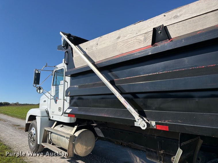 image for item DT3037 1990 Freightliner FLD dump truck