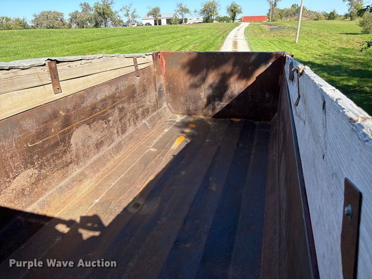 image for item DT3037 1990 Freightliner FLD dump truck