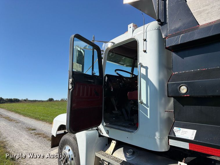 image for item DT3037 1990 Freightliner FLD dump truck