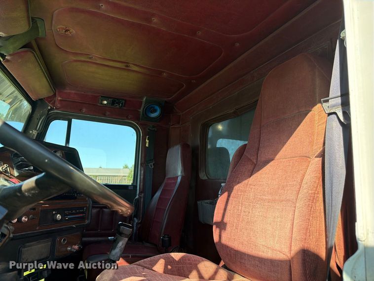image for item DT3037 1990 Freightliner FLD dump truck