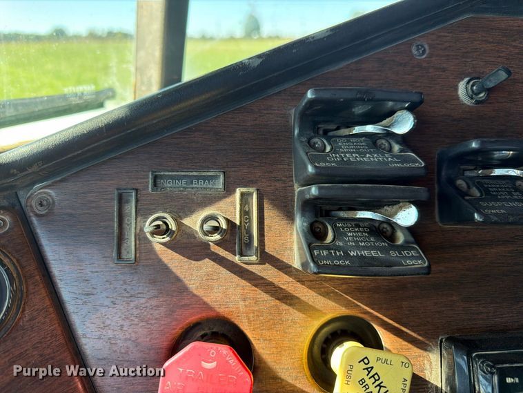 image for item DT3037 1990 Freightliner FLD dump truck