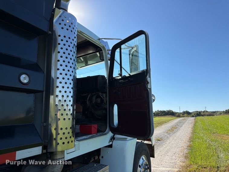 image for item DT3037 1990 Freightliner FLD dump truck