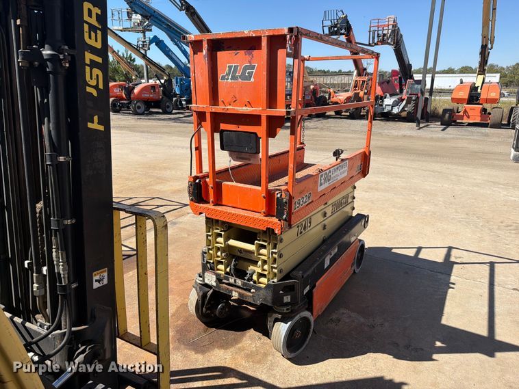 image for item DV7393 2018 JLG 1932R scissor lift