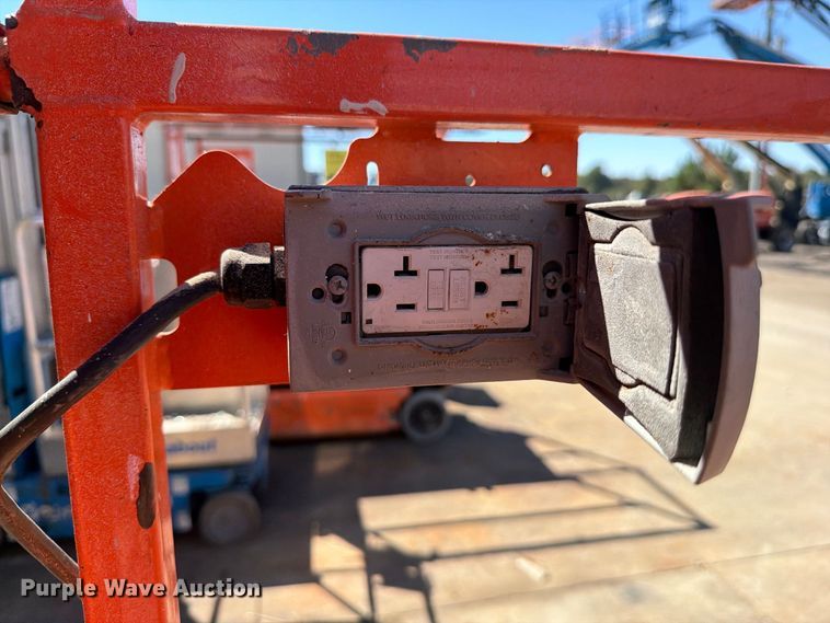 image for item DV7393 2018 JLG 1932R scissor lift