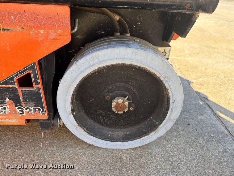 image for item DV7393 2018 JLG 1932R scissor lift