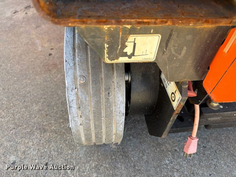 image for item DV7393 2018 JLG 1932R scissor lift