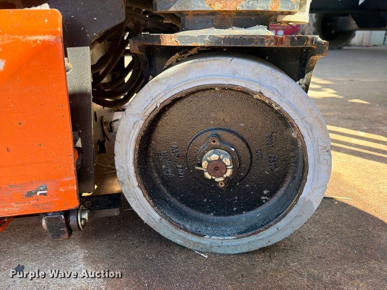 image for item DV7393 2018 JLG 1932R scissor lift